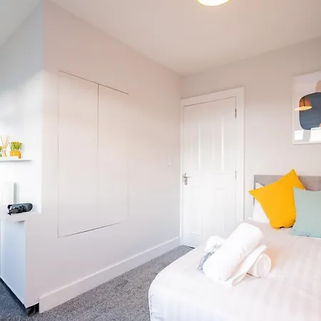 House - Private Parking - Sleeps 7