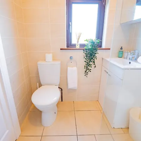 House - Private Parking - Sleeps 7 別荘