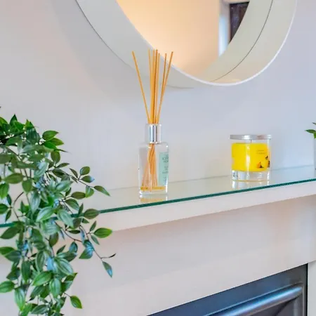 House - Private Parking - Sleeps 7