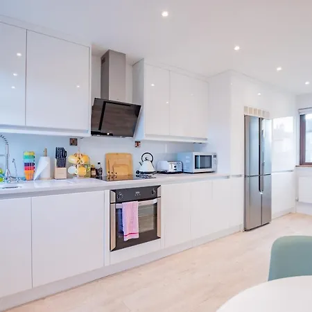 House - Private Parking - Sleeps 7 * ゴールウェイ