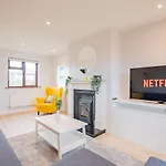 Semesterbostad Central Galway House - Private Parking - Sleeps 7