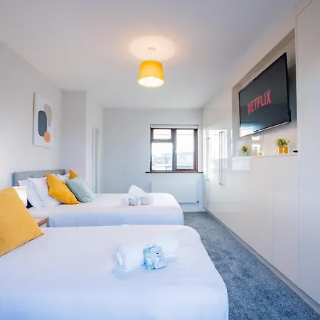 Dom wakacyjny House - Private Parking - Sleeps 7