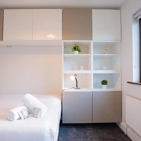 Centre House With Parking بيت للعطل غالواي