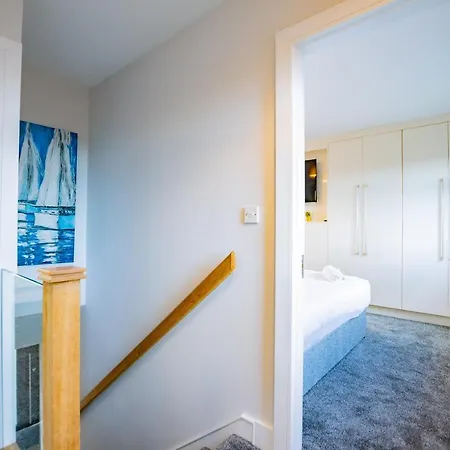 Centre House With Parking بيت للعطل غالواي