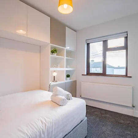 Central Galway House - Private Parking - Sleeps 7 Semesterbostad