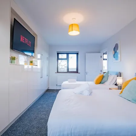 Central Galway House - Private Parking - Sleeps 7 Semesterbostad *
