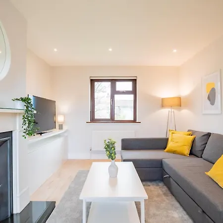 Centre House With Parking بيت للعطل غالواي