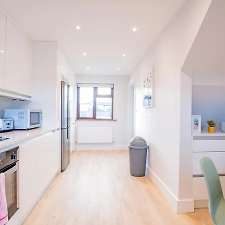 Centre House With Parking بيت للعطل