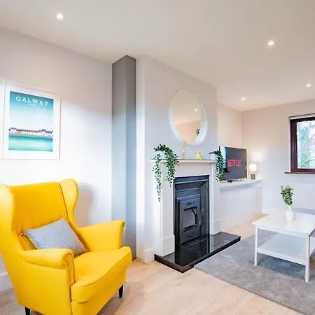 Centre House With Parking