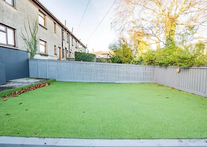 Centre House With Parking *