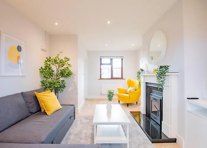 Дом отдыха Centre House With Parking *